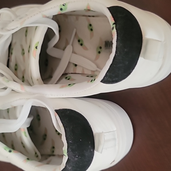 Baby Yoda Sneakers Lucas Films Men's Shoes Sz 9 White Star Wars Grogu Trainers - Picture 2 of 9
